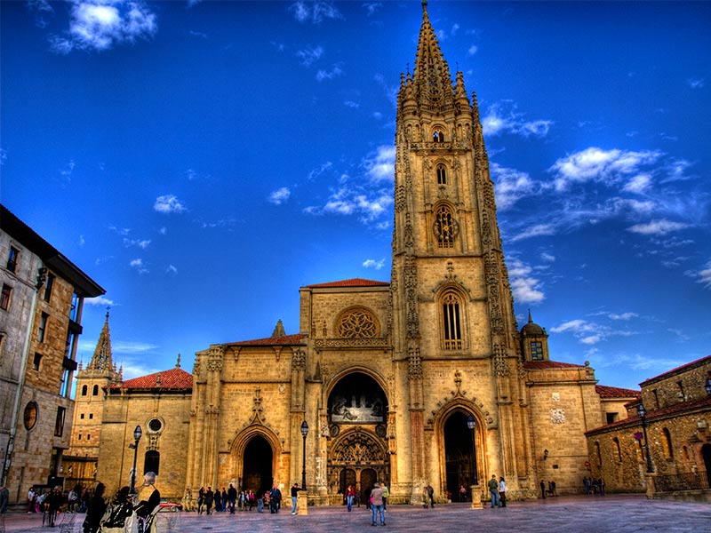 Qué ver en Asturias rural - La Catedral de Oviedo - La Casa Azul de Las Caldas