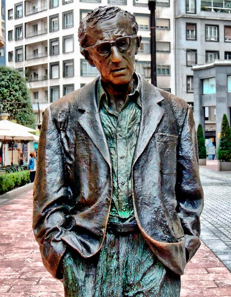 Que ver en Asturias rural - Woody Allen estatua en Oviedo - La Casa Azul de Las Caldas